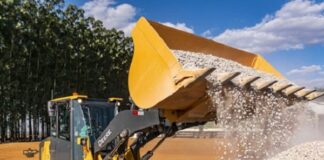 Nova pá-carrregadeira sai de fábrica com engate rápido para implementos agrícolas